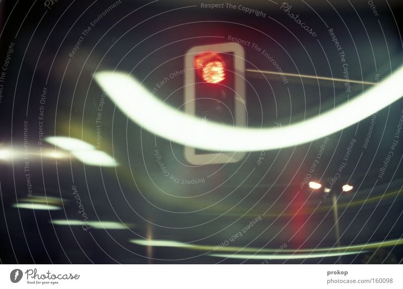 Beschwingt durch die Nacht Ampel dunkel Licht Bewegung rot stoppen Verkehr fahren Kurve Langzeitbelichtung warten Freude Bremse
