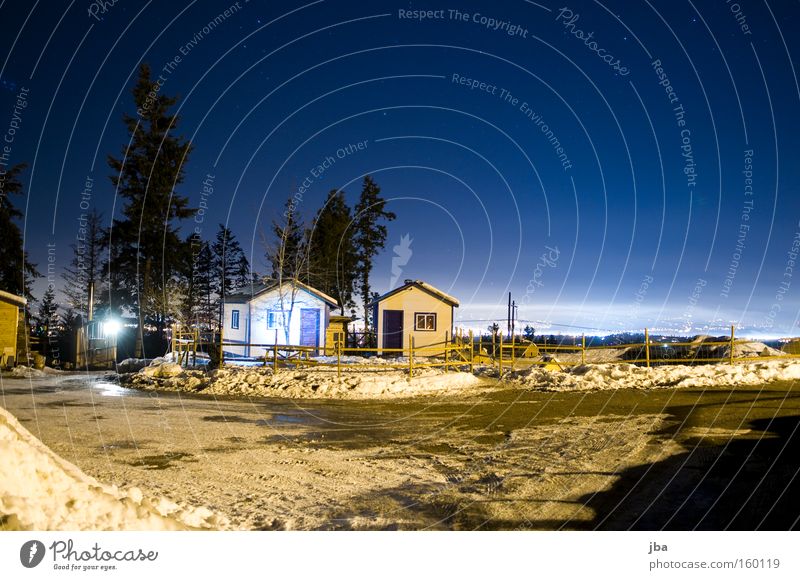Nachts auf der Farm Himmel deutlich Stern Schnee Licht Aussicht Tanne Haus Hütte ruhig Einsamkeit Zaun Langzeitbelichtung Kies Sternenhimmel
