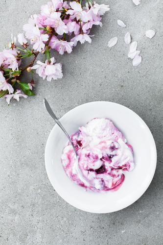 Kirschzeit Lebensmittel Joghurt Milcherzeugnisse Frucht Ernährung Vegetarische Ernährung Diät Schalen & Schüsseln Gesunde Ernährung frisch Gesundheit rosa
