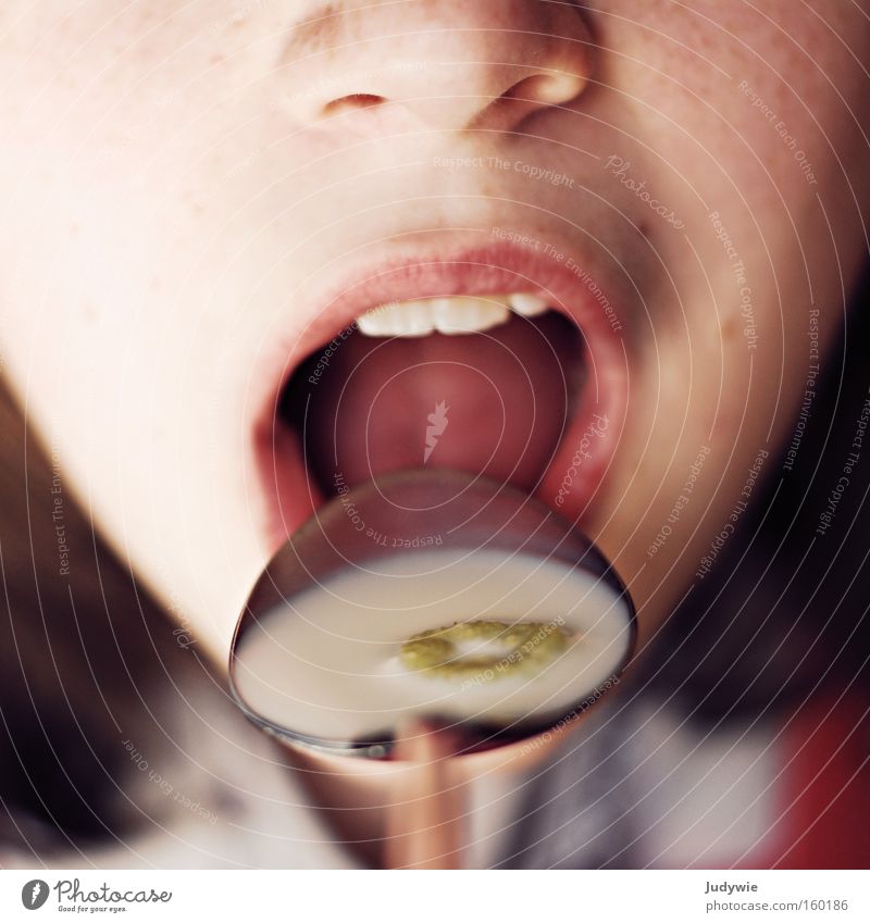 Mund auf ! Lebensmittel Ernährung Essen Frühstück Kind Nase Zähne Cornflakes Kindermund Makroaufnahme Löffel Zerealien Gesichtsausschnitt Anschnitt anonym