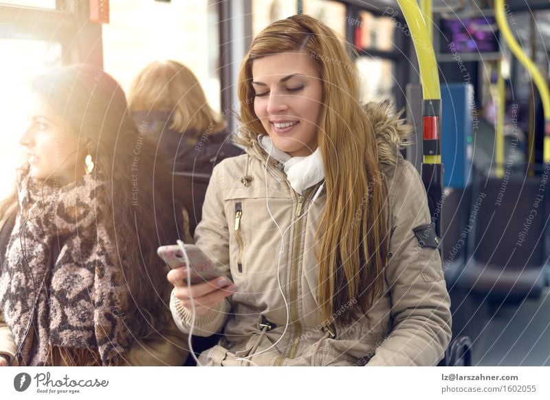 Glückliche Frau, die eine Mitteilung auf ihrem Mobile liest lesen Telefon PDA Technik & Technologie Erwachsene 2 Mensch 18-30 Jahre Jugendliche
