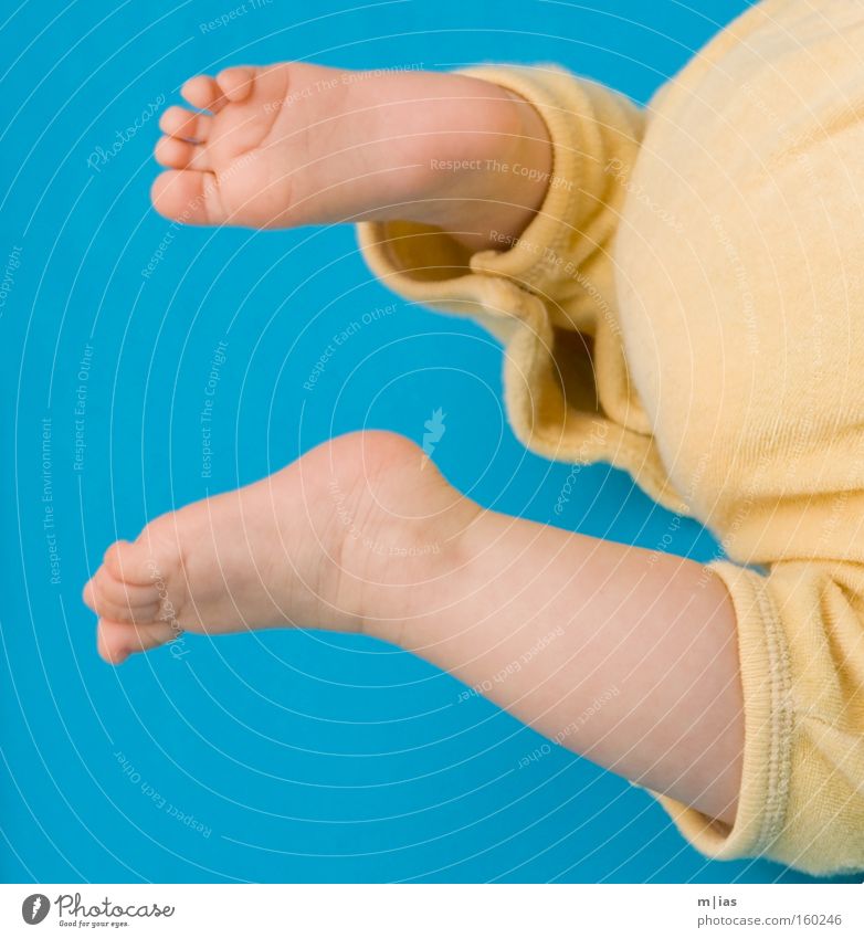 zugeknöpft. Baby Fuß Beine gelb Kontrast Kleinkind Wachstum lernen krabbeln laufen klein türkis alleinerziehend