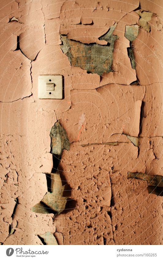 [Weimar09] Lichtspalt auf Lichtschalter Raum Örtlichkeit Verfall Vergänglichkeit Zeit Leben Erinnerung Zerstörung Militärgebäude Wand Farbe platzen retro