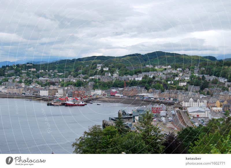 tor zu den hebriden Landschaft schlechtes Wetter Hügel Küste Bucht Hafenstadt Fähre trist Schottland oban Wasserfahrzeug Aussicht malerisch Industrie Stadt