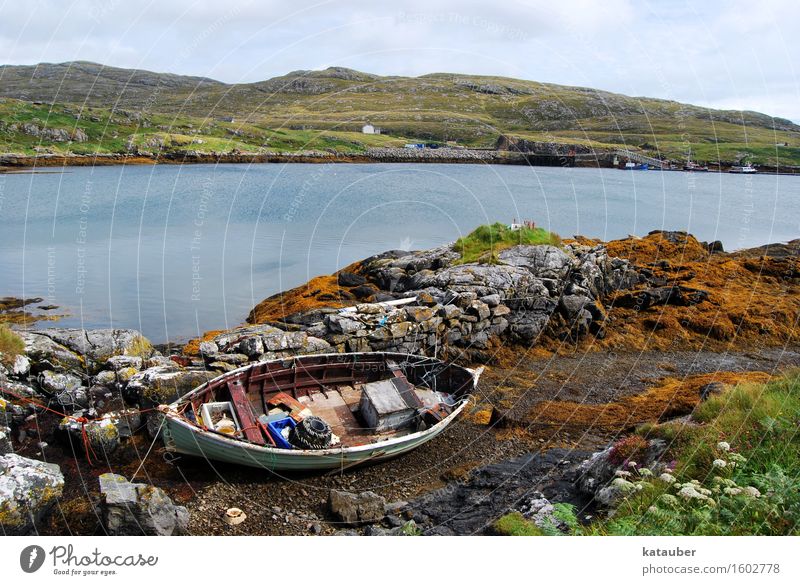 fischerboot Natur Landschaft Wolken Wiese Hügel Küste Bucht Meer Insel alt kalt Einsamkeit Wasserfahrzeug Angeln Mauer Ebbe Schottland Hebriden Sommer