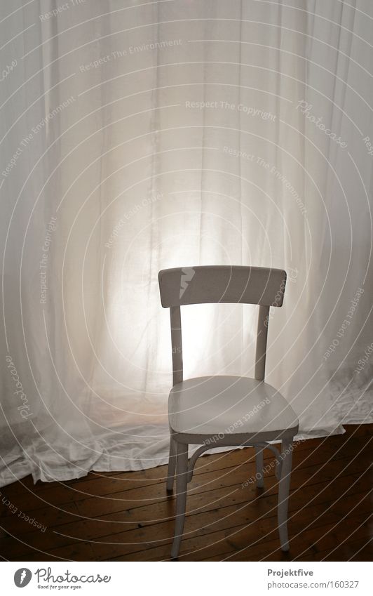 Stuhl im Zimmer Vorhang Bodenbelag Holz Raum Licht weiß Einsamkeit Holzfußboden Holzstuhl Gardine Stuhllehne Sitzgelegenheit ruhig Möbel Schlafzimmer Wohnzimmer