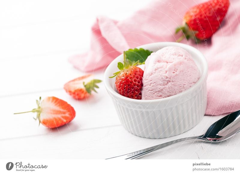 Erdbeer-Eis Lebensmittel Joghurt Milcherzeugnisse Dessert Speiseeis Süßwaren Ernährung Essen Kaffeetrinken Vegetarische Ernährung Diät Italienische Küche Löffel