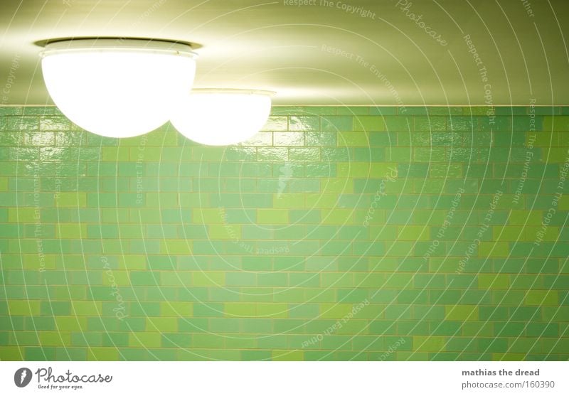 RUNDE DINGER Lampe Beleuchtung Halbkreis hell grell weiß Deckenbeleuchtung Wand Fliesen u. Kacheln grün Muster Strukturen & Formen Innenarchitektur Bahnhof