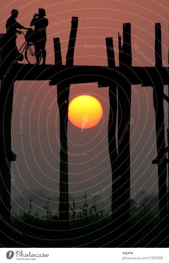 silhouetten vor glühender sonne Ferien & Urlaub & Reisen Tourismus Abenteuer Sonne Fahrrad Mensch 2 Myanmar Asien Brücke ästhetisch gelb schön exotisch Stimmung