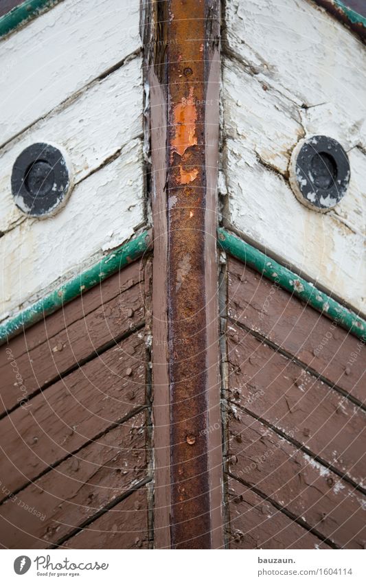 vorne. Ausflug Abenteuer Island Schifffahrt Bootsfahrt Fischerboot Bullauge Holz Linie Streifen alt Senior Verfall Vergänglichkeit Farbfoto Außenaufnahme