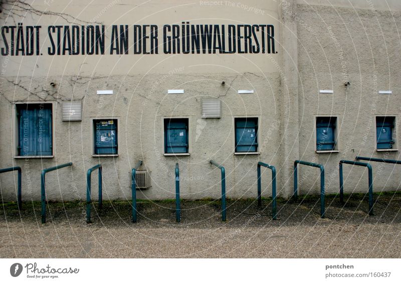 Grünwalderstadion Spielen Stadion alt blau weiß Einsamkeit Verfall 1860 verfallen kultig Fußballstadion Bundesliga abgeschoben leer Farbfoto Gedeckte Farben