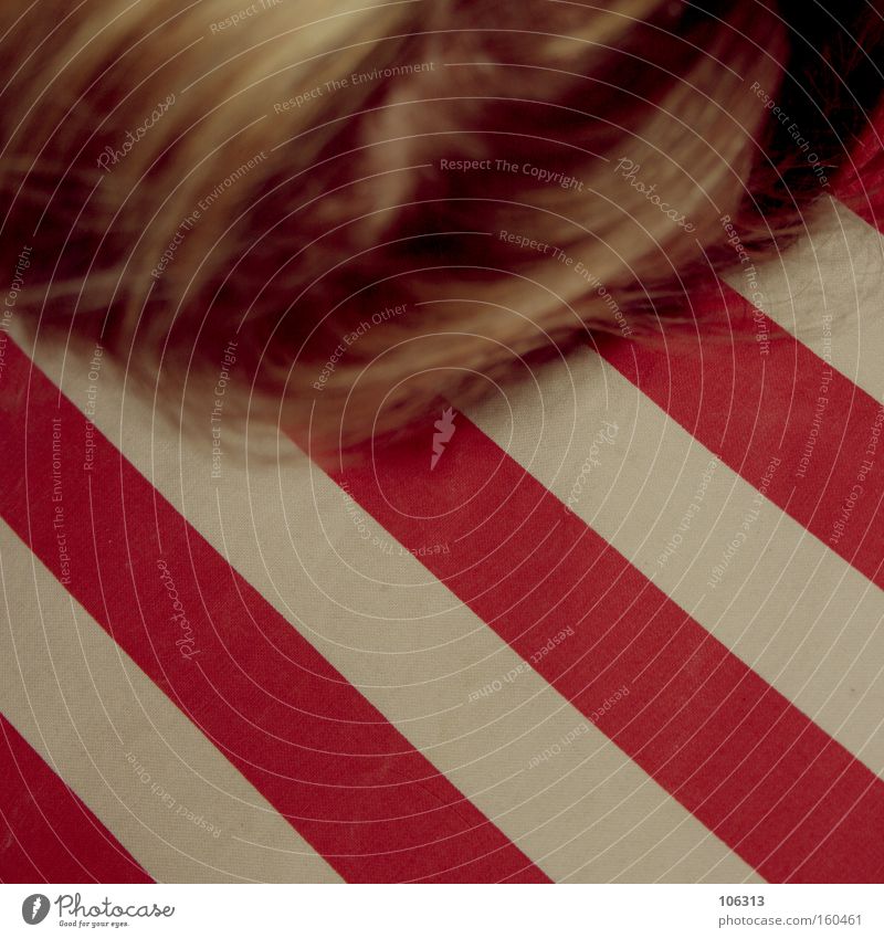 Fotonummer 115154 rot weiß Streifen Streifenhörnchen Muster Farbe Farbstoff Linie diagonal Kissen liegen schlafen Haare & Frisuren Mensch blond Anschnitt anonym
