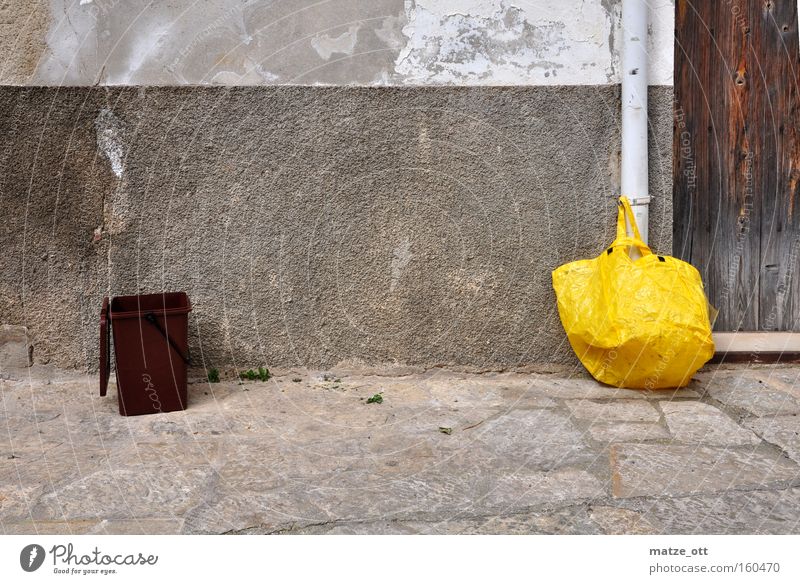 Einkaufen und Wegwerfen Tüte gelb Müllbehälter Biomüll trashig verfallen Vergänglichkeit obskur waste