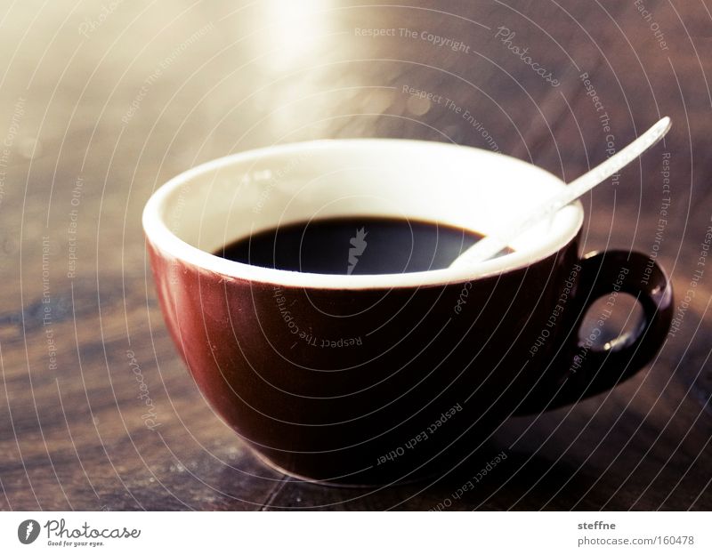 und jetzt erstma n kaffee Kaffee Koffein wach Kaffeetasse Löffel Tisch Espresso Cappuccino aufwachen aufputschen Energiewirtschaft kaffeejunkie trinken