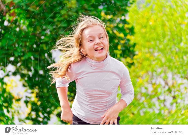 Nettes laufendes Mädchen am Sommer Lifestyle Erholung Freizeit & Hobby Spielen Tanzen Sport Kind Schulkind Frau Erwachsene Kindheit 1 Mensch 3-8 Jahre rennen
