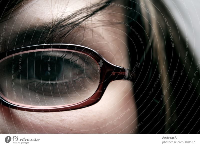 einäugig gelehrt Frau Brille Optiker Brillengestell Blick Detailaufnahme Brillenträger Verstand Auge Durchblick Bildung sehschwäche Sehvermögen