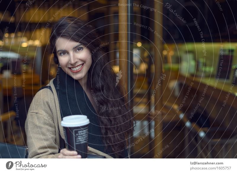 Junge Brunettefrau, die eine Kaffeebar lässt Getränk trinken Restaurant feminin Frau Erwachsene 1 Mensch 18-30 Jahre Jugendliche Jacke Leder Schal blond gehen