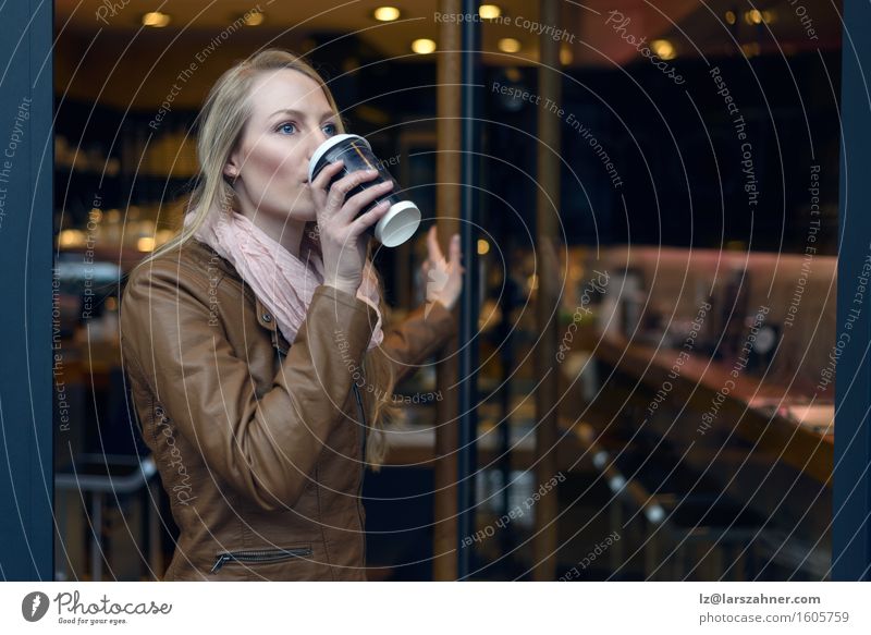 Blonde Frau, die Kaffee von einer Schale beim Lassen eines Bistros nippt Getränk trinken Restaurant feminin Erwachsene 1 Mensch 18-30 Jahre Jugendliche Jacke