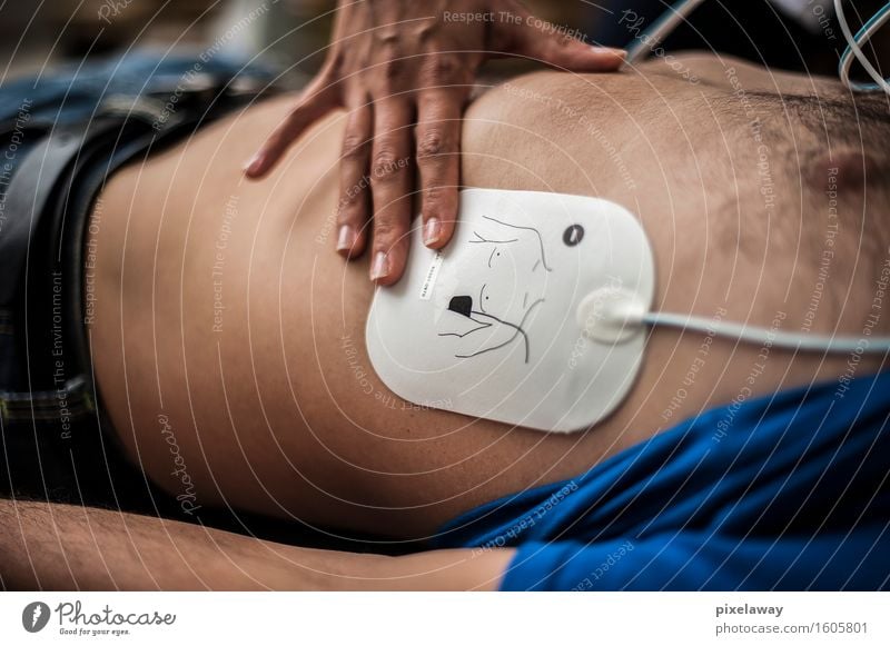 Retter, der Defibrillatorauflage anwendet Gesundheit Gesundheitswesen Behandlung Mensch Wiederbelebung Widerbelebung aed kardiopulmonale Reanimation Herzmassage