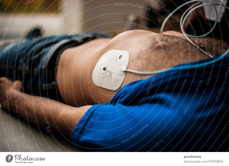 Bewusstloser Mann mit Defibrillator-Pad Gesundheit Gesundheitswesen Behandlung Mensch 1 Wiederbelebung Widerbelebung aed kardiopulmonale Reanimation Herzmassage