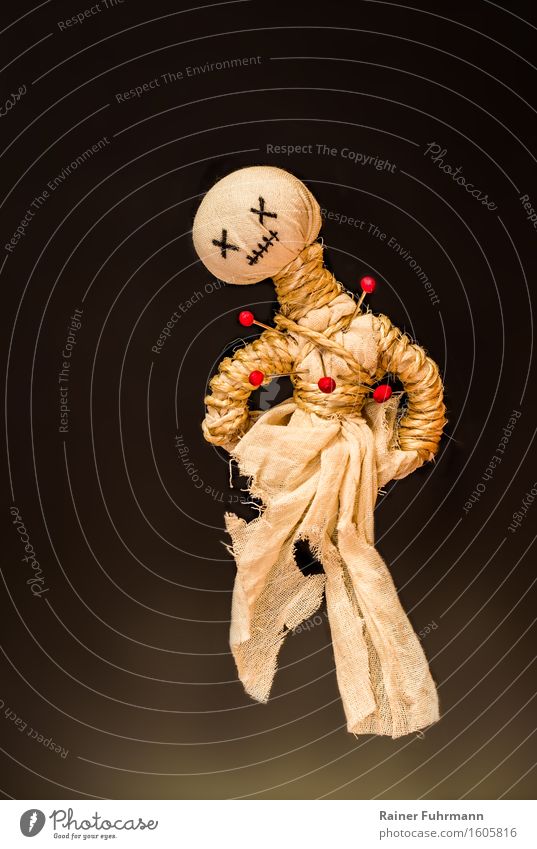Autsch! - meinte die Voodoopuppe exotisch Halloween Puppentheater gruselig Liebeskummer Wut Feindseligkeit Rache Partnerschaft Farbfoto Studioaufnahme