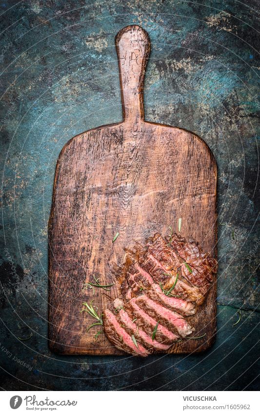 Geschnittenes gegrilltes Steak auf altem Schneidebrett Lebensmittel Fleisch Ernährung Abendessen Picknick Bioprodukte Gesunde Ernährung Tisch Küche Restaurant
