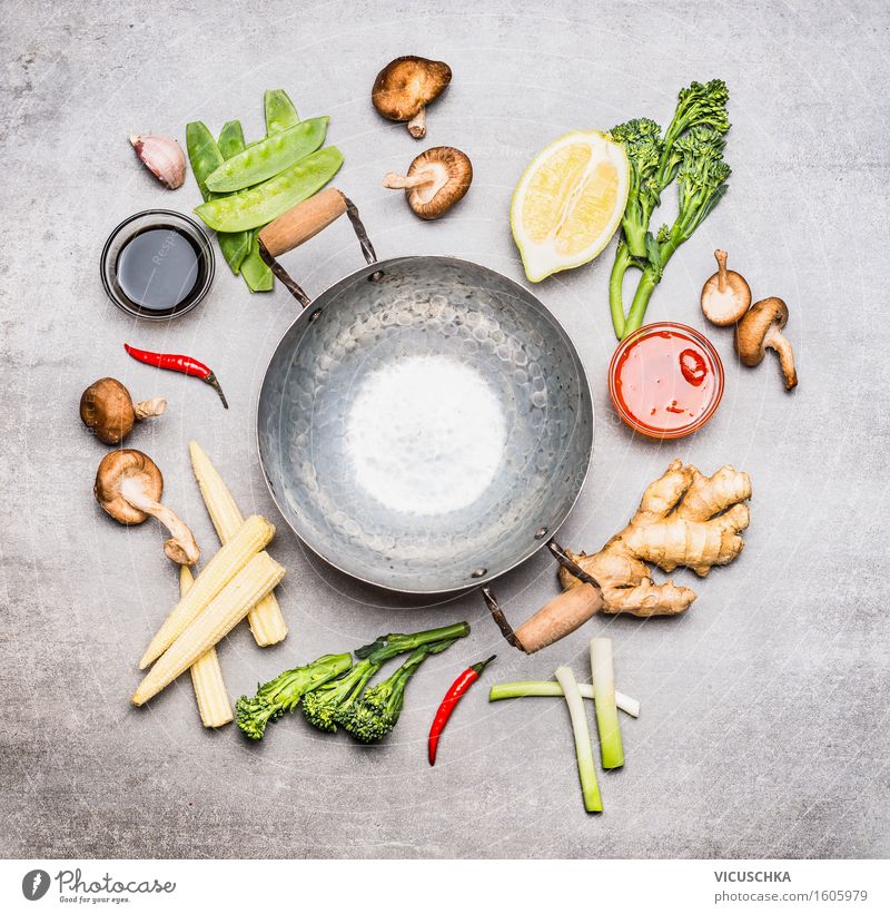 Wok-Pfanne und Zutaten für Asiatische Küche Lebensmittel Gemüse Salat Salatbeilage Kräuter & Gewürze Öl Ernährung Mittagessen Abendessen Festessen Bioprodukte