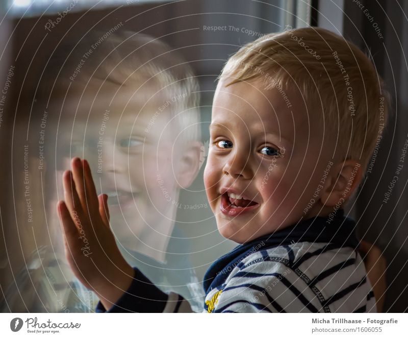 Spiegelbild Gesicht Kindererziehung Kindergarten Mensch maskulin Junge Kindheit 1 3-8 Jahre Fenster blond kurzhaarig Glas lachen leuchten Blick Spielen stehen