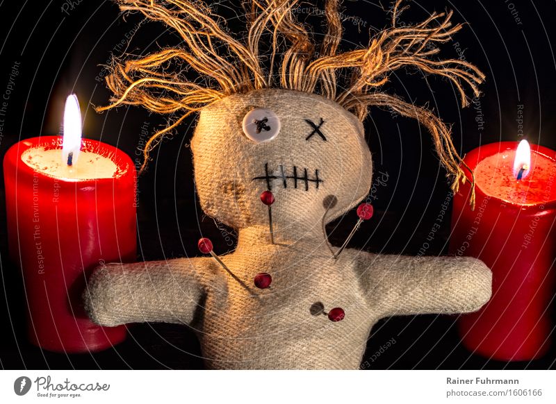 eine Voodoopuppe zwischen zwei roten Kerzen (Stacking) exotisch Halloween Kunst Kunstwerk Subkultur Show Puppe Kitsch Krimskrams Sammlerstück Gefühle Glaube