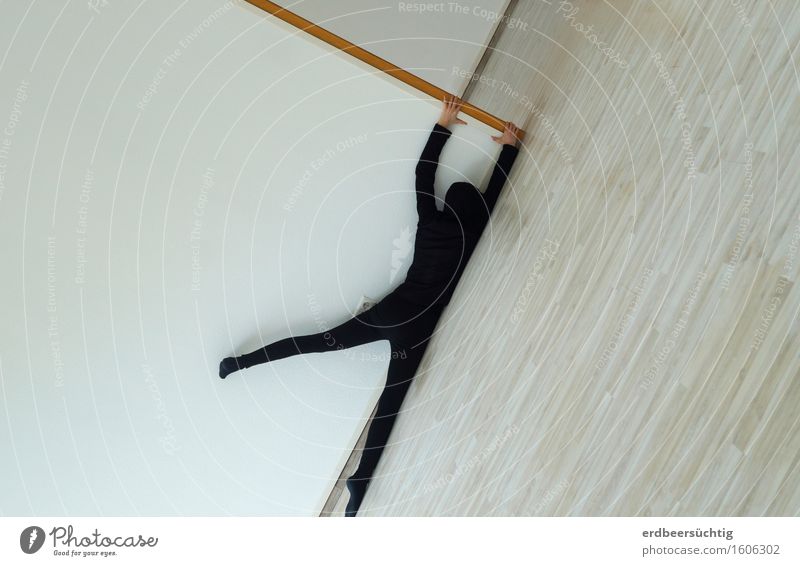 Steilhang - Illusion einer Person, die (dank Bildkippung) an Türrahmen "baumelt" Pullover Strumpfhose fallen festhalten schwarz weiß Zufriedenheit hängen Raum