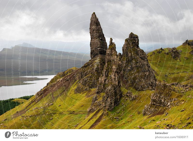 old man of storr Natur Landschaft Erde Wolken schlechtes Wetter Hügel Felsen See wandern hoch Spitze Abenteuer Einsamkeit Surrealismus Schottland Isle of Skye