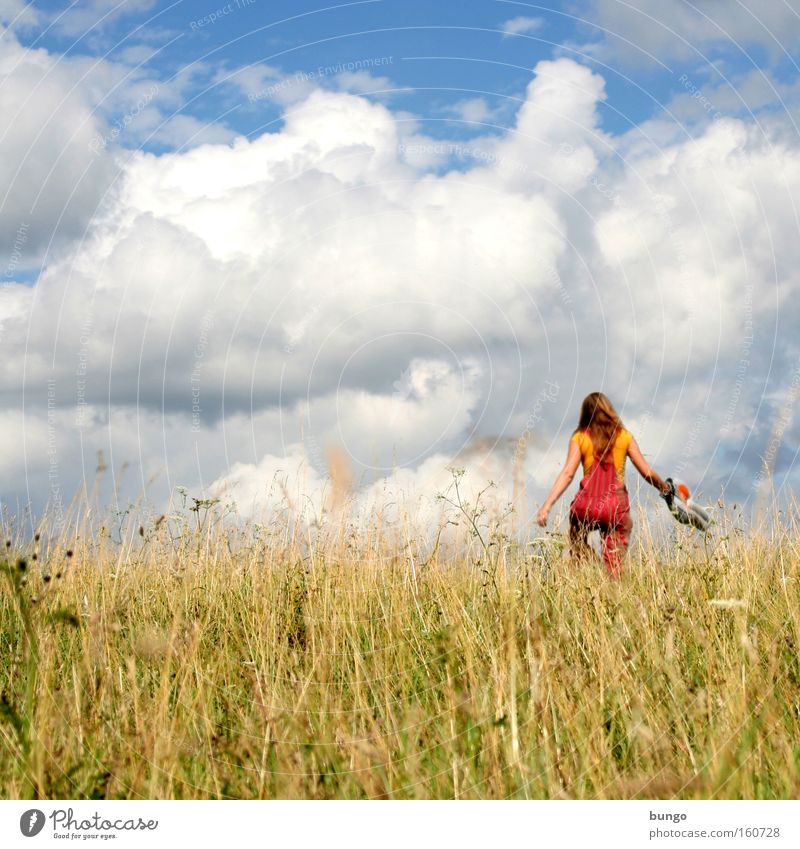 aestas ne decesseris Wiese Himmel Wolken Frau mehrfarbig Sommer gehen Gras laufen Jahreszeiten Ausgelassenheit Ferien & Urlaub & Reisen
