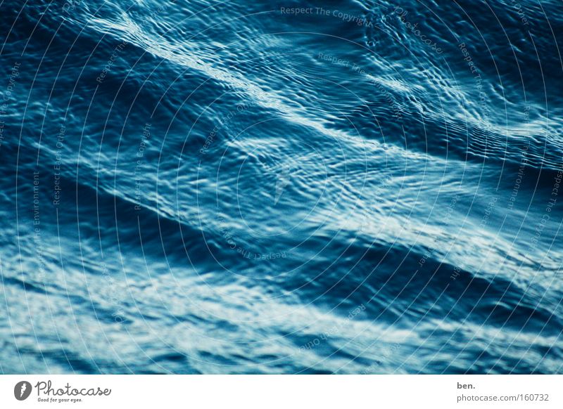 Aqua Wasser Flüssigkeit Meerwasser See Wellen Oberflächenspannung Elektrizität nass kalt frisch blau Strukturen & Formen