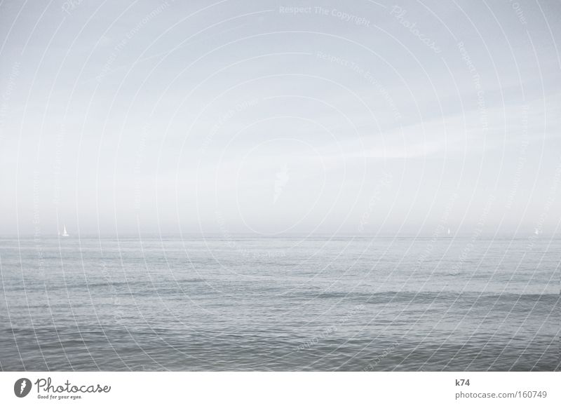 Mittelmeer Meer See kalt glänzend Wasser Segeln Segelboot Horizont ruhig seicht Barcelona Strand Küste