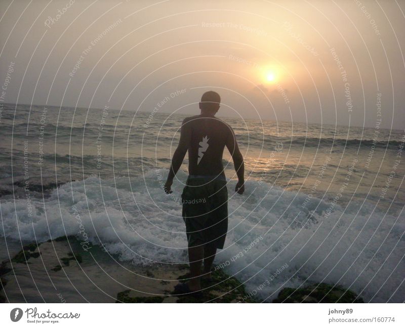 Mann gegen Meer Muskulatur See Brandung Coolness süß Sonne Sonnenuntergang Mittelmeer Langeweile Trauer Verzweiflung kämpfen Sun Dusk