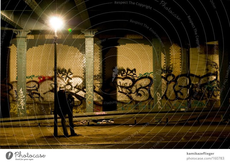 warten Nacht dunkel Unterführung Brücke Berlin Neukölln Mann stehen Laterne Licht Schatten Graffiti Säule Fliesen u. Kacheln Straße Langeweile Wandmalereien