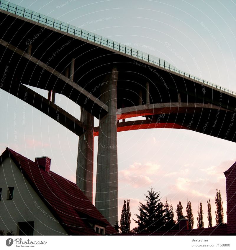 Leben unter der Brücke Lebensqualität Autobahn Architektur Einfamilienhaus Sonnenuntergang Beton Haushalt gefährlich Bauprojekt Korruption reif für die Klapse