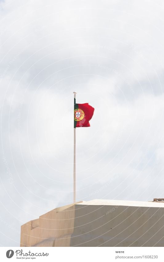 Flagge zeigen Ferien & Urlaub & Reisen Tourismus Meer Wellen Haus Wasser Küste Teich See Gebäude Architektur Fröhlichkeit rebellisch Algarve Ausblick Felsküste