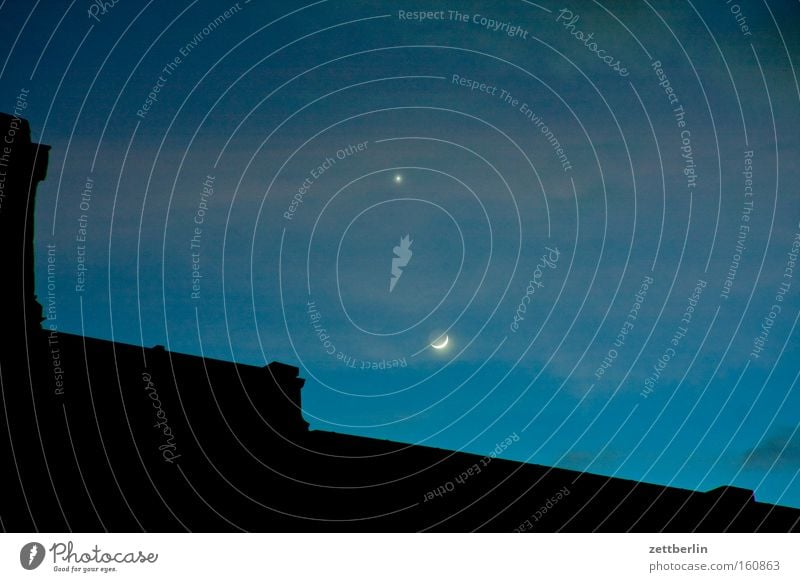 Mond und Venus Abend Planet Stern Astronomie Astrologie Haus Dach Nacht Dämmerung Licht Wolken Halbmond Sichelmond Jahreszeiten Himmel Himmelskörper & Weltall