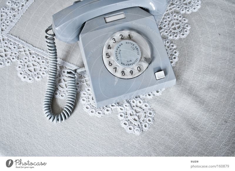 Telefon Telekommunikation Sammlerstück Kommunizieren alt hell retro grau Kontakt Vergangenheit DDR kultig Wählscheibe Telefonhörer Telefonkabel Decke Ostalgie