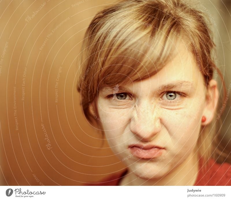Mies ! Farbfoto Gesicht Frau Erwachsene Jugendliche Nase frech Wut Ärger Grimasse Selbstportrait Pubertät self böse