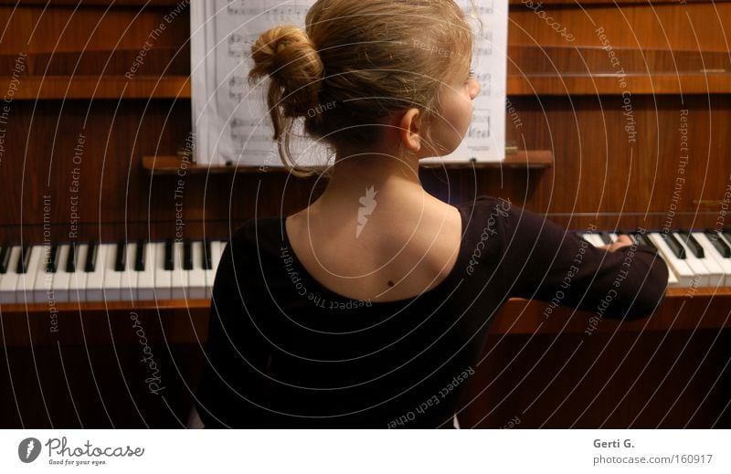 first love Mädchen Klavier Klaviatur Notenheft Seitenblick Dutt Schulunterricht Musik Jugendliche Klavier spielen klavierspielerin Musiknoten Schule