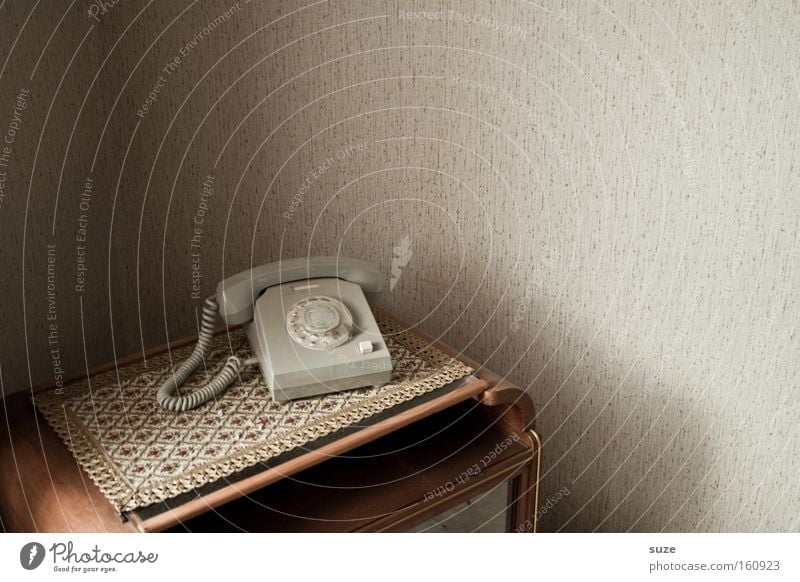 Klingelts? Häusliches Leben Wohnung Telekommunikation Telefon alt retro Kontakt Vergangenheit DDR kultig Wählscheibe Zimmerecke Wand Tapete Ostalgie