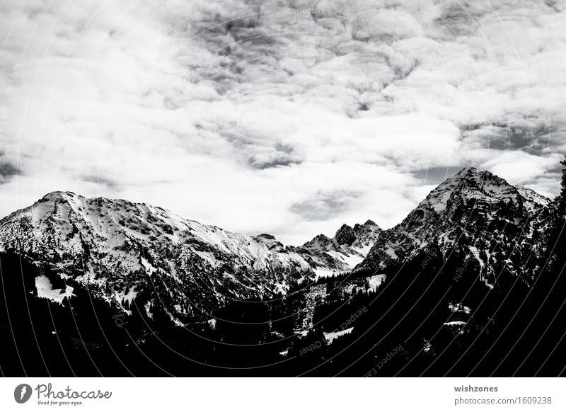 Snowcapped mountains in black and white Natur Klima Wald Felsen Alpen Berge u. Gebirge Gipfel Schneebedeckte Gipfel wandern schwarz weiß Fernweh Ferne Bayern