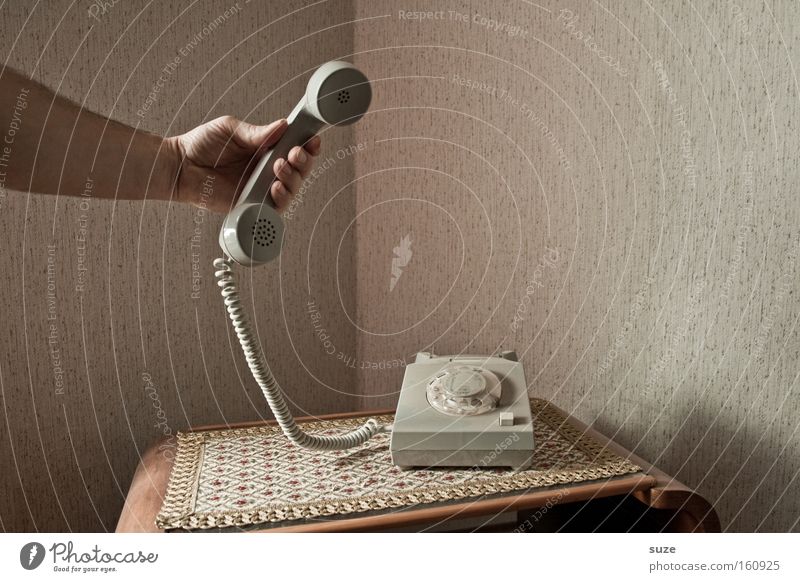 Es ist für dich! Häusliches Leben Wohnung Telekommunikation sprechen Telefon Arme Hand festhalten Kommunizieren Telefongespräch retro Kontakt Vergangenheit DDR