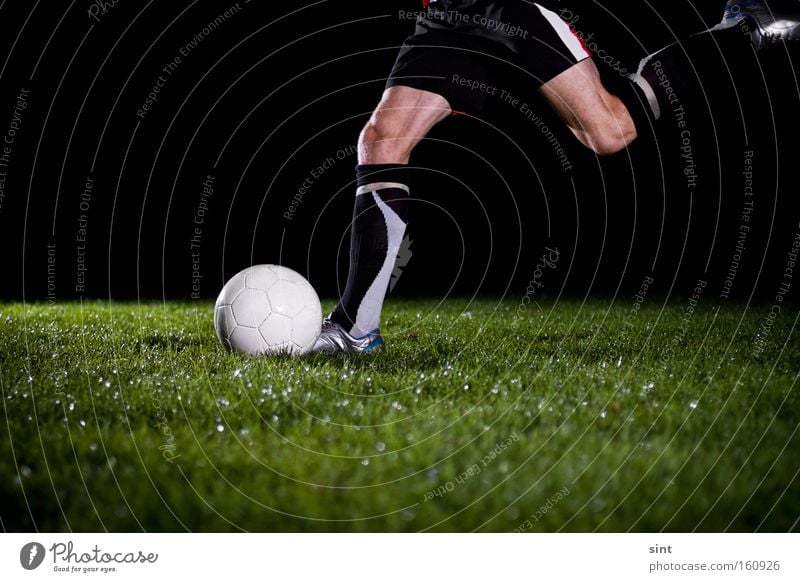 Ballspiel Ballsport Freizeit & Hobby Fussball Sport Anstoss Gras rasen nachts dunkel rennen Bewegung abstoss Beine Sein feld