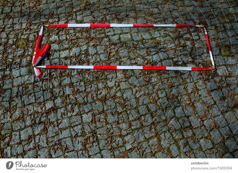 Ungefähr zwei Quadratmeter Barriere Schnur geschlossen Rotlichtviertel Pflastersteine Kopfsteinpflaster Bürgersteig Platz pflastern rot-weiß Mitteilung