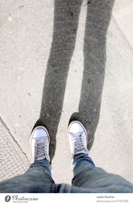 meine schuhe Fuß Beine Jeanshose Jeansstoff Chucks stehen Schatten Bodenbelag Schuhe Hose Straße Langeweile warten Bürgersteig Schönes Wetter weiß Perspektive