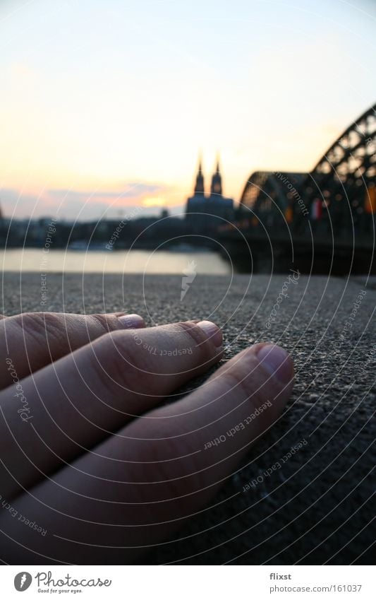 handgemacht Hand Sonnenuntergang Köln Brücke Dom Finger Sehnsucht Makroaufnahme Nahaufnahme Himmelskörper & Weltall