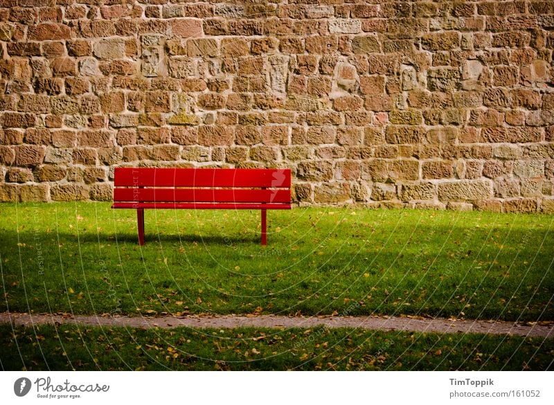 Bad Bank rot Erholung ruhig Pause Einsamkeit Mauer Rasen Park Finanzkrise Sommer Garten bankenkrise